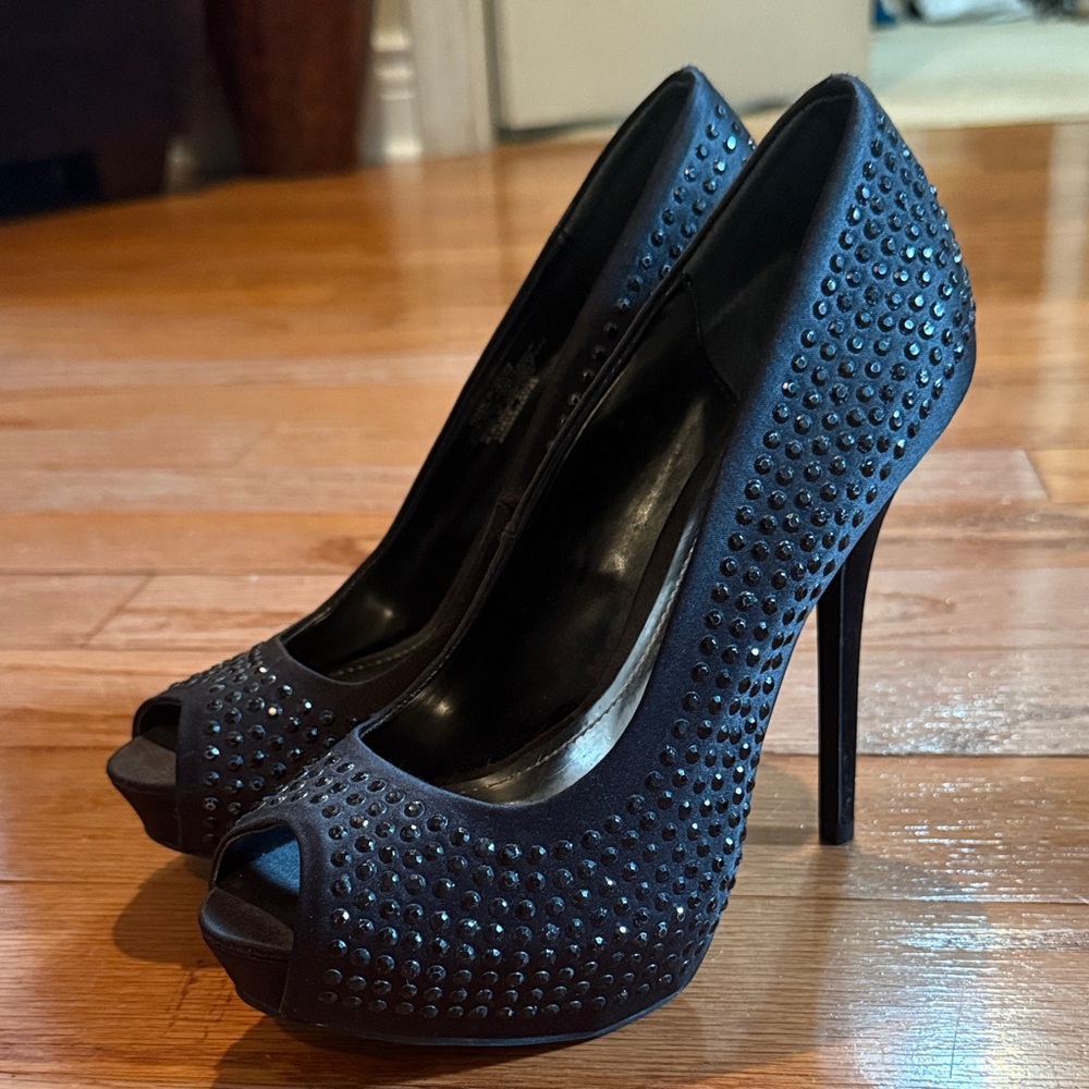 Jennifer Lopez Black Peep-Toe Heels